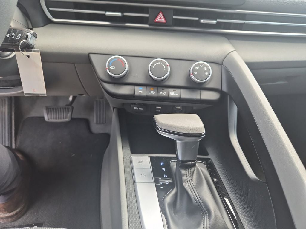 2022 Hyundai ELANTRA SE